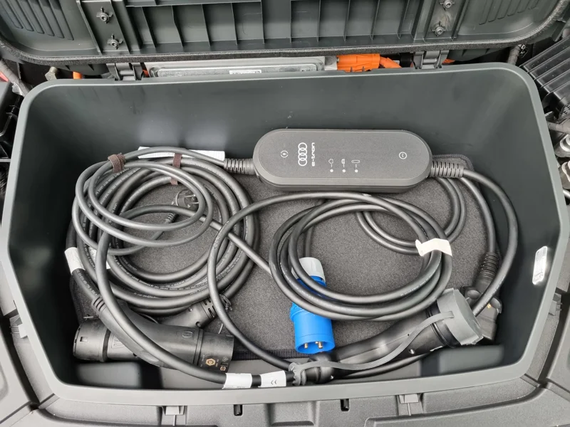 Det følger med ladekabel og nødlader. Nødlader er aldri brukt. Ladekabel kanskje 5 ganger