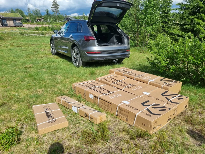 Bilen har stor lastekapasitet. Stor trampoline med 2 passasjer i tilegg til sjåfør gikk bra fra Oslo til Trysil
