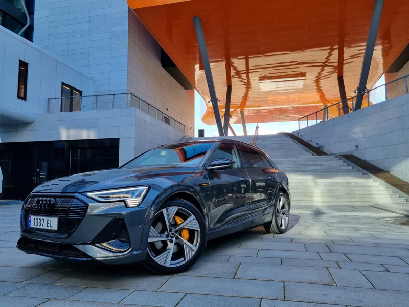 Audi e-tron 55 s-line i Daytona grå