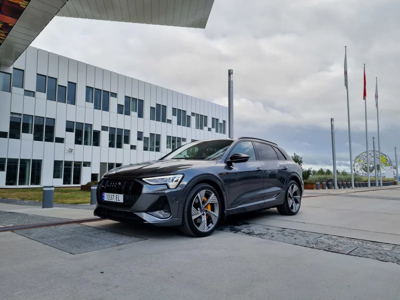 Audi e-tron 55 s-line i Daytona grå