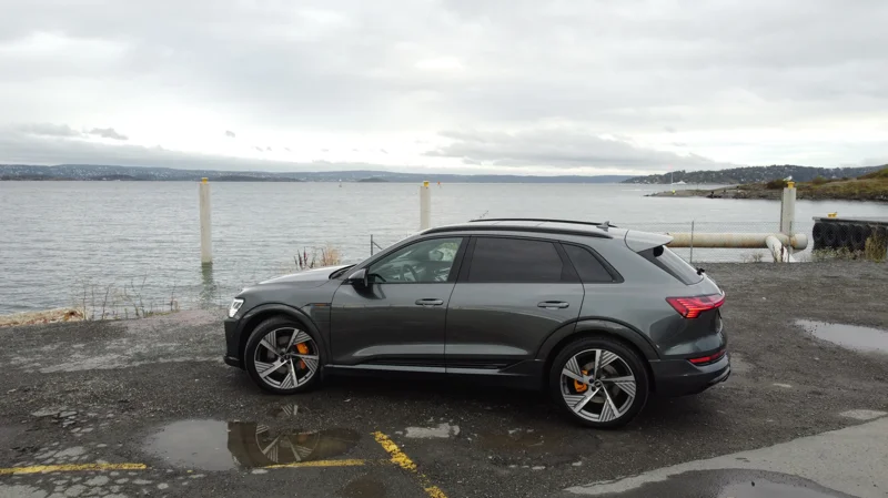 Audi e-tron 55 s-line i Daytona grå