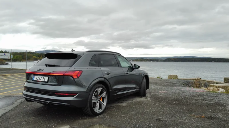 Audi e-tron 55 s-line i Daytona grå