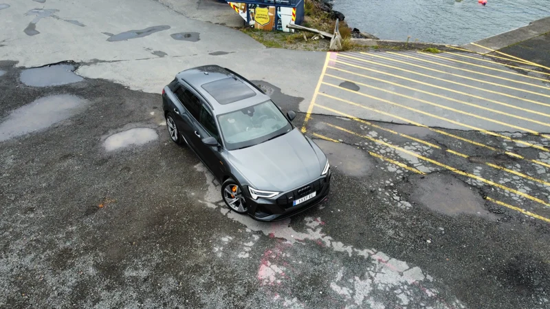 Audi e-tron 55 s-line i Daytona grå