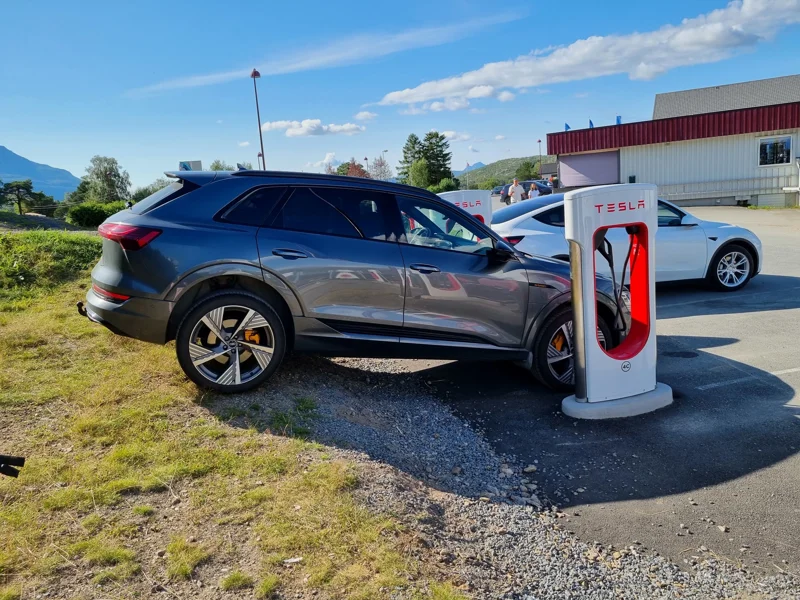 Luftfjæring er veldig praktisk når man skal lade på Tesla og man ikke ønsker å benytte seg av to plasser