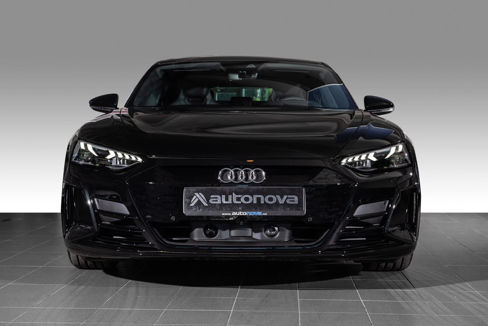 Black optics with singleframe grill in body color (Mythos) Black optics with singleframe grill in body color (Mythos)