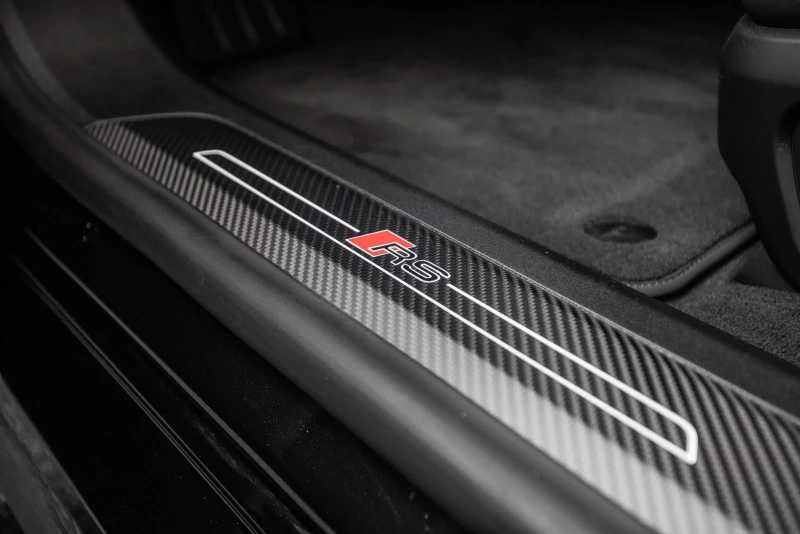 Carbon optics with carbon details in door Carbon optics with carbon details in door