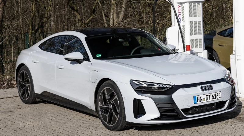 Standard optics with singleframe grill in body color (Suzuka) Standard optics with singleframe grill in body color (Suzuka)