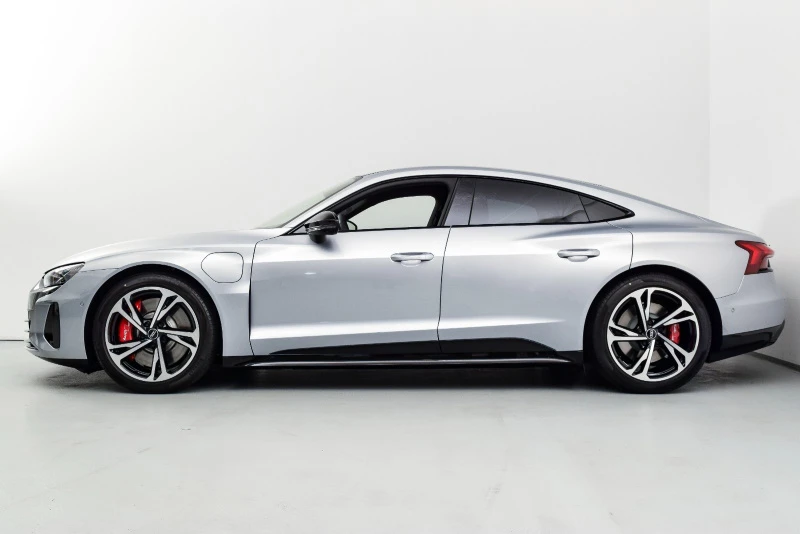 Florettsølv Audi e-tron GT with custom full body paint Florettsølv Audi e-tron GT with custom full body paint