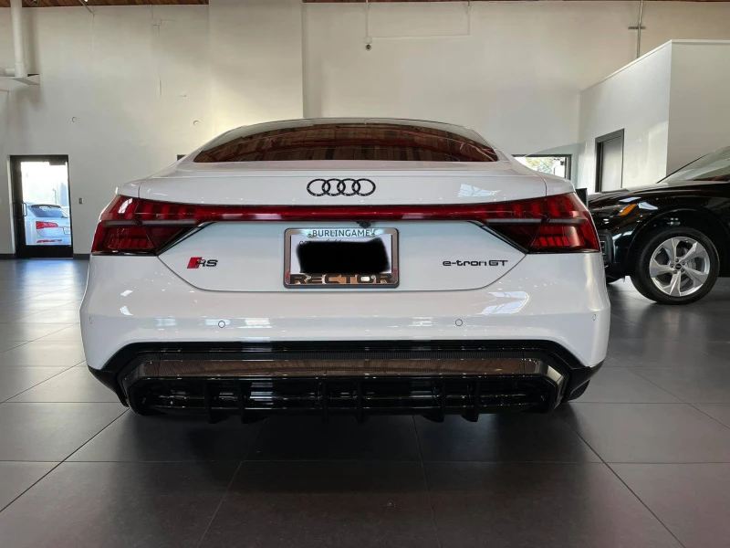 Ibishvit Audi RS e-tron GT med optikkpakke i glanset karbon Ibishvit Audi RS e-tron GT med optikkpakke i glanset karbon