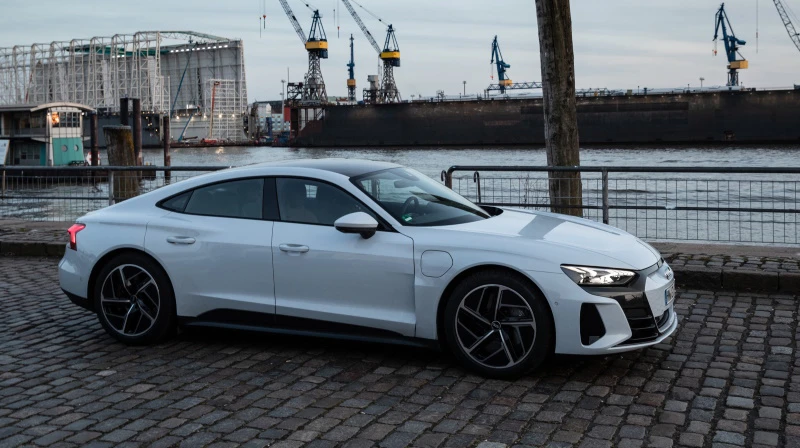 Suzukagrå Audi e-tron GT Suzukagrå Audi e-tron GT