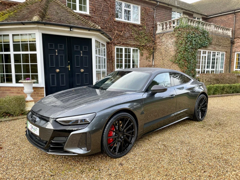 Vossen HF4T in Sating Black 10x22 5/130 (Flat) front and 12 x 22 5/130 (deep) in rear