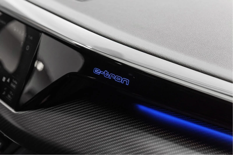 Standard dashbord med syntetisk lær og karboninnlegg Standard dashbord med syntetisk lær og karboninnlegg