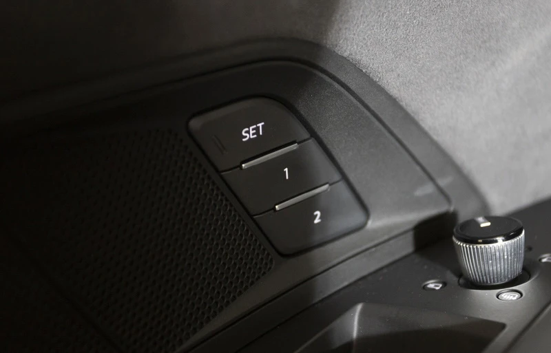 Seat memory is controlled in driver door