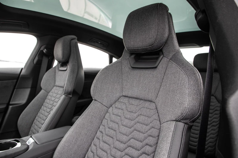 Sport Plus seats with cascade fabric/artifical mono.pur 550 leather