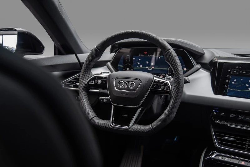 Sport med flat bunn med perforert skinn og varme -tilvalg 1XP