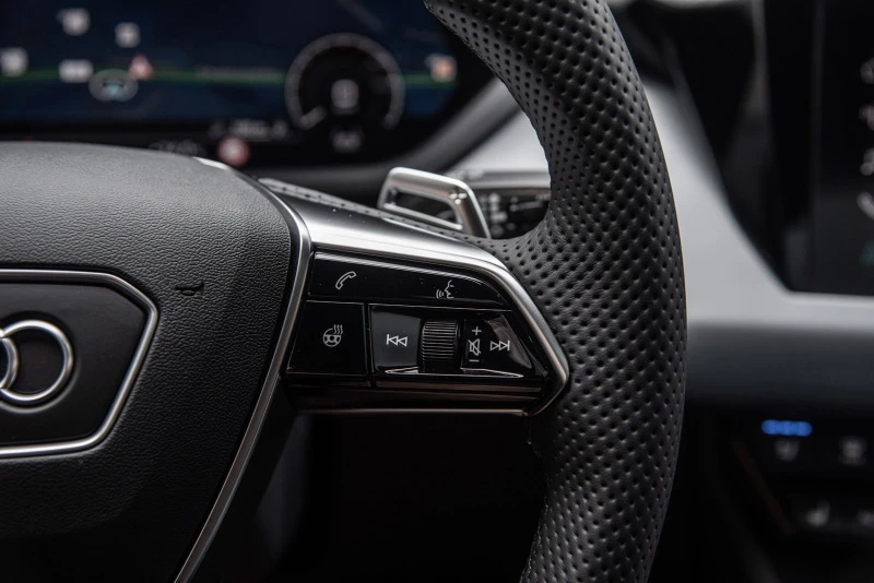 Sport med flat bunn med perforert skinn og varme -tilvalg 1XP