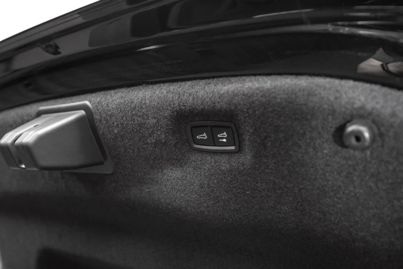 The tailgate can be closed with buttons and locked