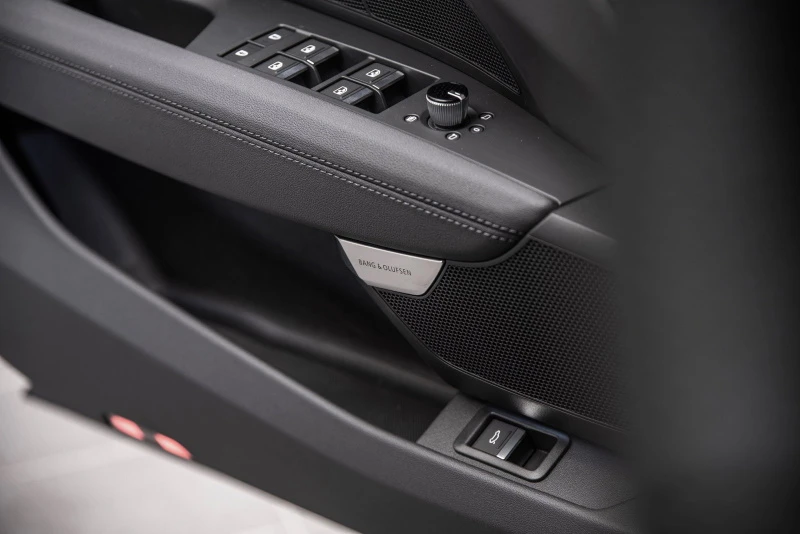 Basshøyttaler i inngangsdør med B&O system Basshøyttaler i inngangsdør med B&O system