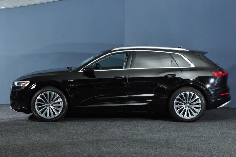 Audi e-tron 55 in Brilliant Black