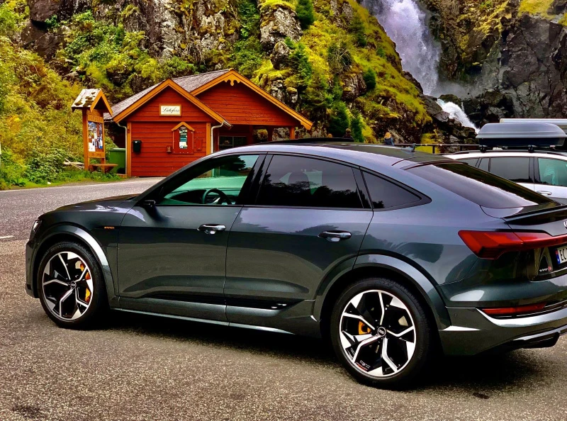 Audi e-tron 60S Sporttback in Daytona Grey with black optics