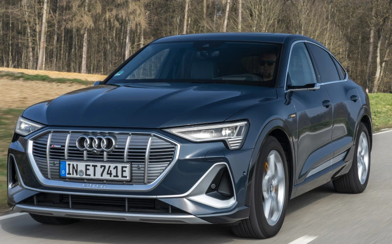 Audi e-tron 55 S-line Sportback in Plasma Blue with contrast color