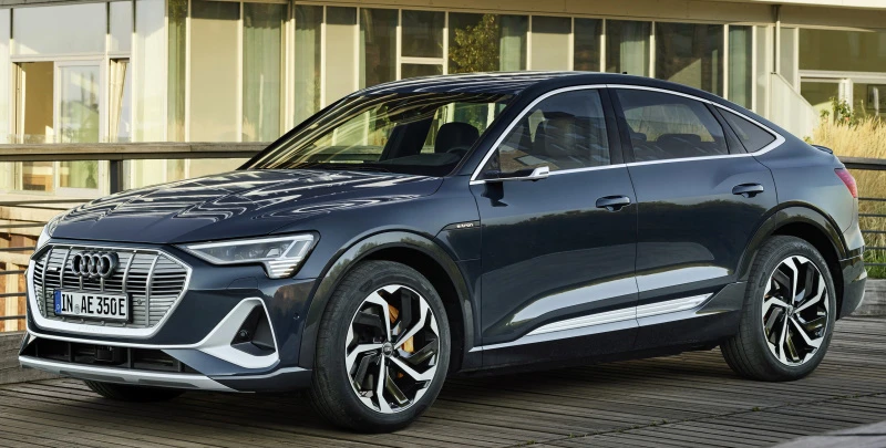 Audi e-tron 55 S-line Sportback in Plasma Blue with contrast color