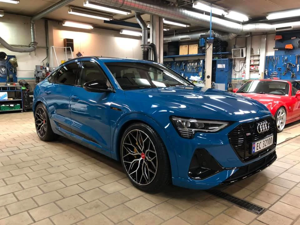 22 x 10.5 Vossen HF2 20-inch MT Galvani