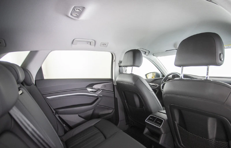 Taktrekk i månesølv stoff