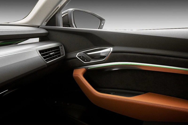 Imitert skinn på armlenet i dører er matchet med setefarge