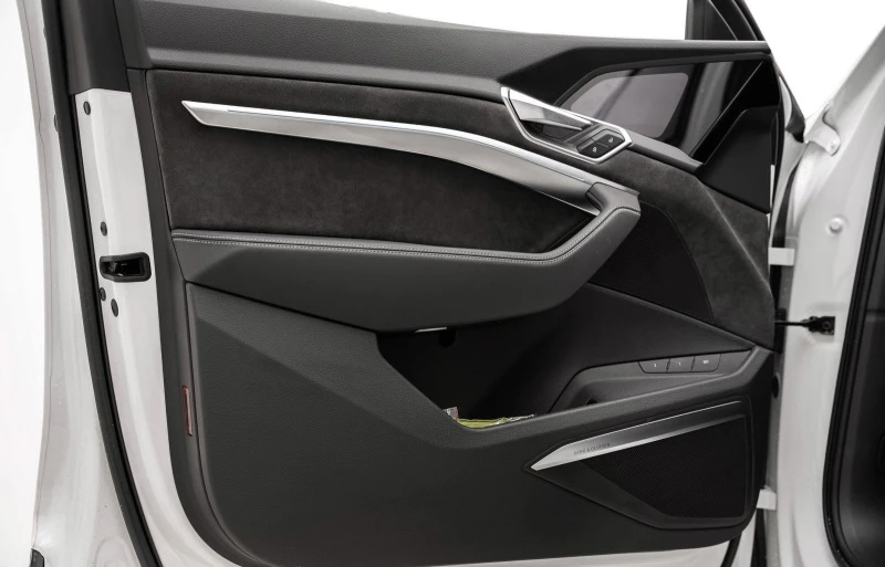 Imitert skinn på armlenet i dører