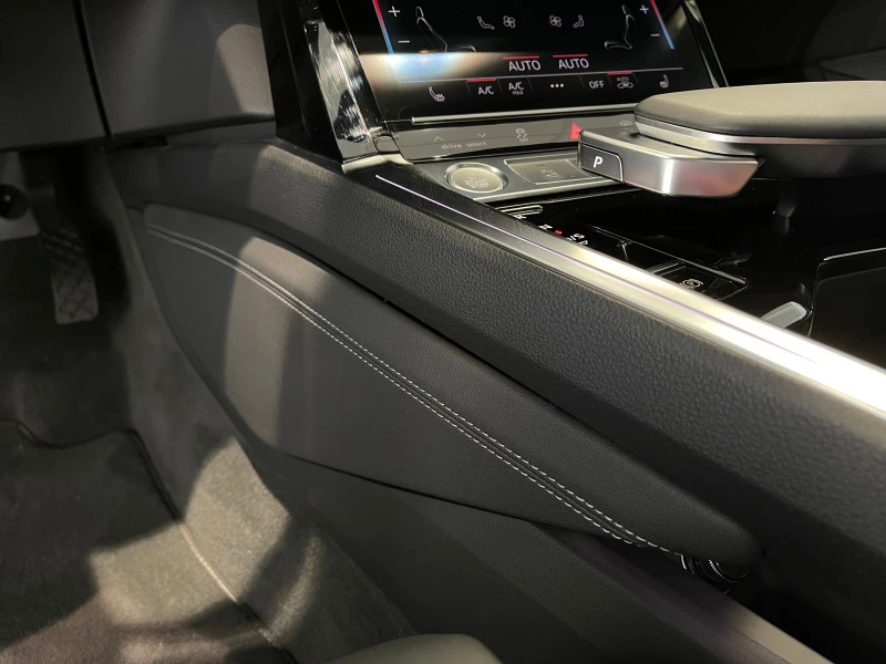 Imitert skinn på nedre del av midtkonsollen