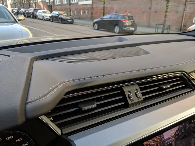 Skinn på øvre del av dashbordet