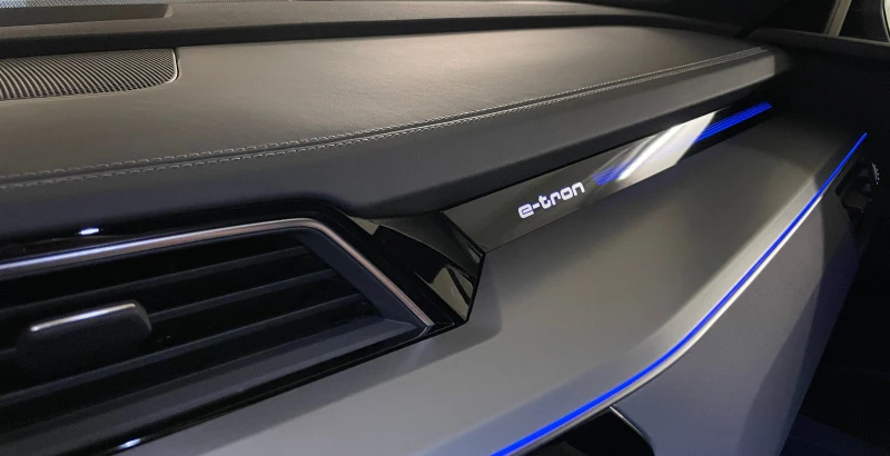 Skinn på øvre del av dashbordet