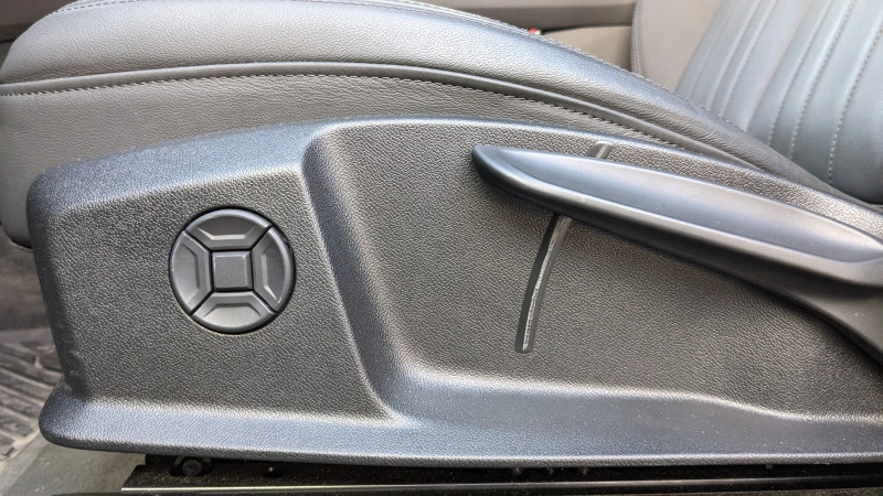 Manuell sete med elektrisk korsryggjustering