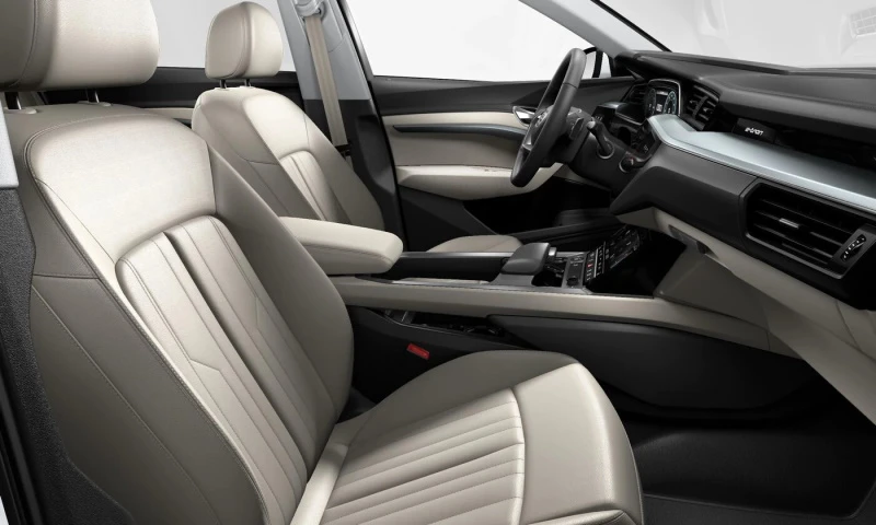 Standard seats in beige leather