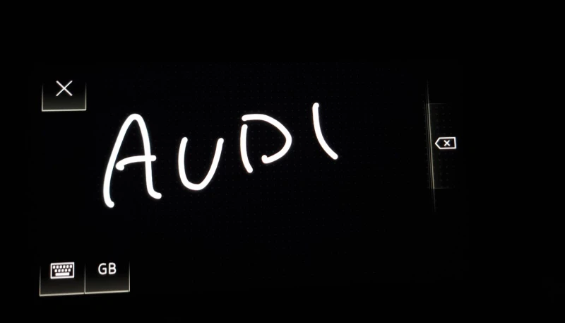 Når du kjører, støtter den nedre MMI-skjermen håndskrift for søk