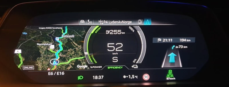 Virtual Cockpit e-tron-modus kjørevisning - Navigasjon med Google-kart og aktiv rute Virtual Cockpit e-tron-modus kjørevisning - Navigasjon med Google-kart og aktiv rute