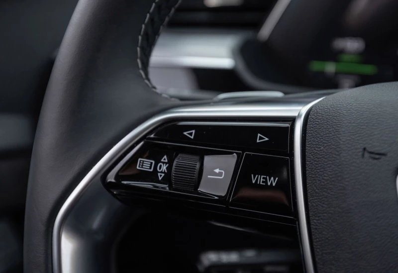 Virtuell cockpitvisning styres på rattet Virtuell cockpitvisning styres på rattet