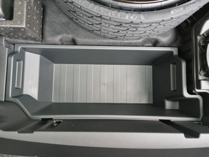 Uttakbar boks i reservehjulsbrønnen Uttakbar boks i reservehjulsbrønnen