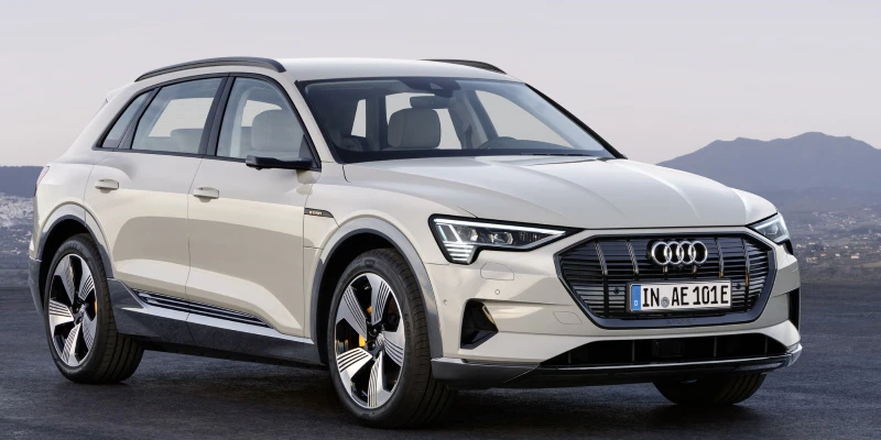 Audi e-tron 50 i Siam beige og svart optikk