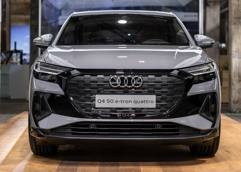 Audi Q4 50 e-tron sportback quattro in Stone grey black optics