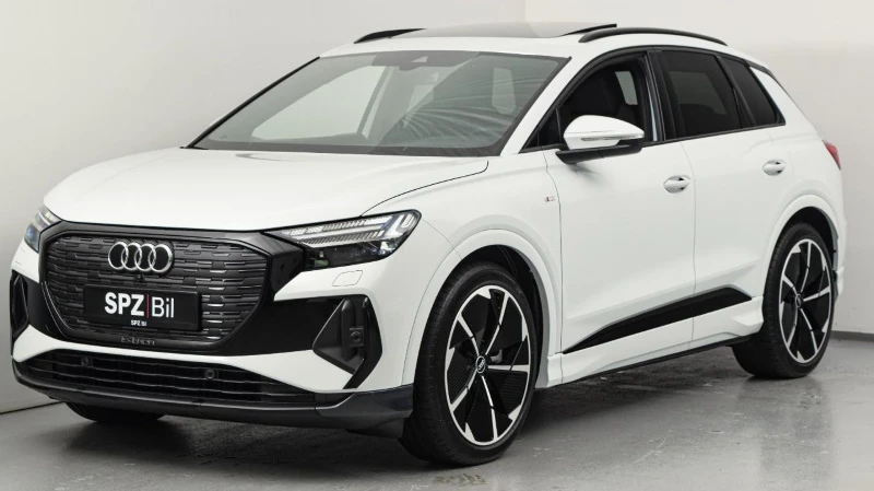 Isbrehvit Audi Q4 50 e-tron quattro S-line med svart optikk og hellakkering