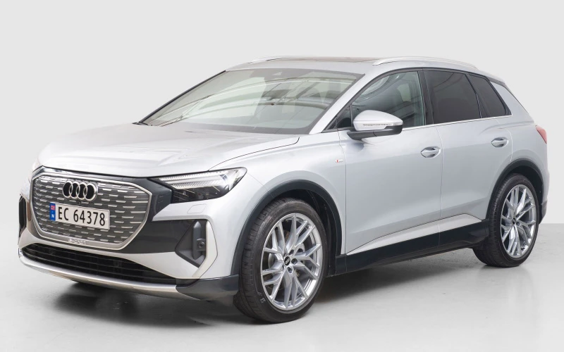 Audi Q4 50 e-tron quattro in floretsølv med manhatten grå kontrastfarge