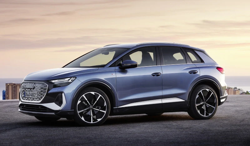 Audi Q4 50 e-tron quattro in geyser blue metallic with contrast color