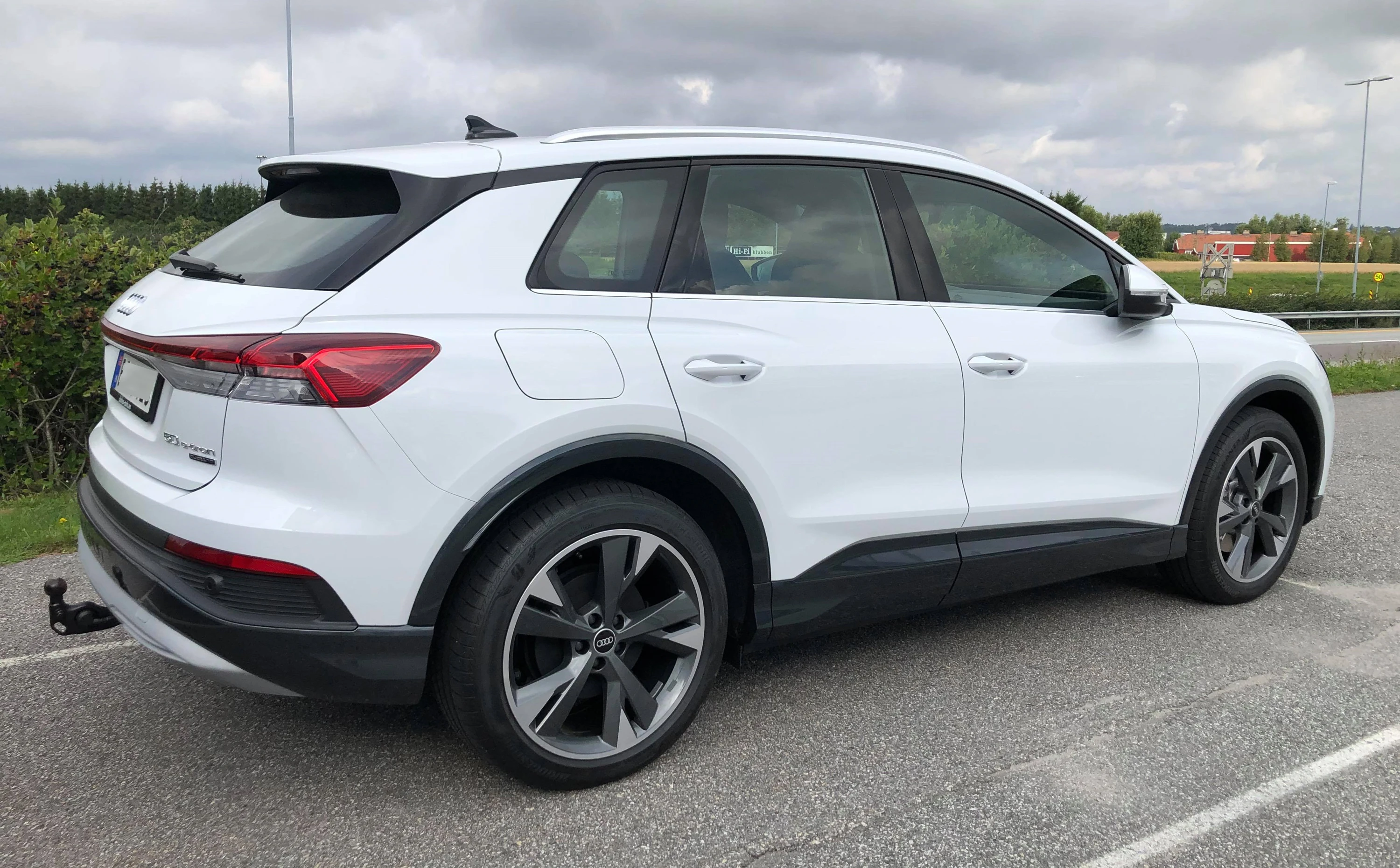 Audi Q4 50 e-tron quattro in Glacier white and manhatten grey contrast paint