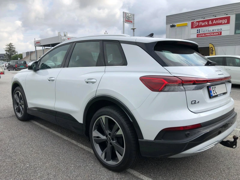 Audi Q4 50 e-tron quattro in Glacier white and manhatten grey contrast paint