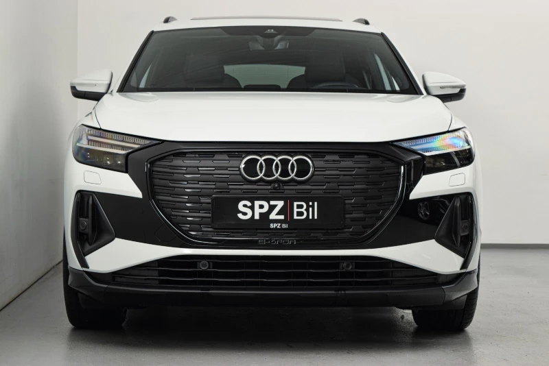 Isbrehvit Audi Q4 50 e-tron quattro S-line med svart optikk og hellakkering