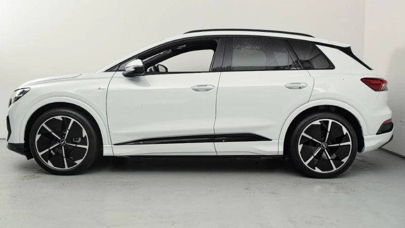 Isbrehvit Audi Q4 50 e-tron quattro S-line med svart optikk og hellakkering