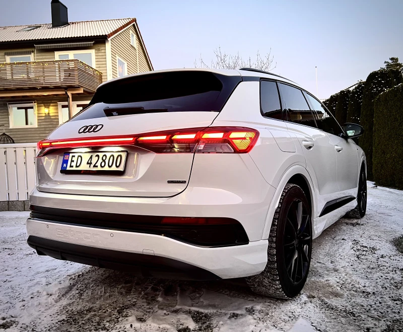 Isbrehvit Audi Q4 50 e-tron quattro S-line med svart optikk og hellakkering