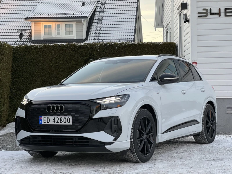 Isbrehvit Audi Q4 50 e-tron quattro S-line med svart optikk og hellakkering